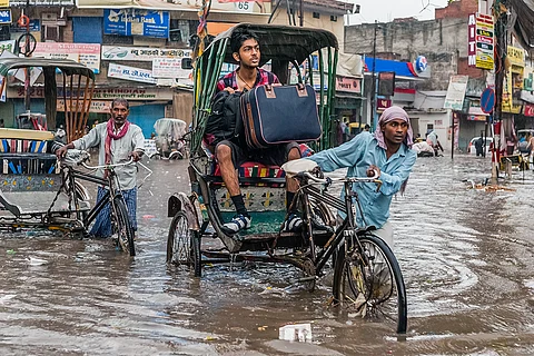 बढ़ते तापमान के साथ बेईमान होता मौसम; फोटो: आईस्टॉक