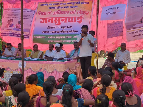 झारखंड के लातेहार जिले के मनिका प्रखंड में एक जनसुनवाई के दौरान स्कूल शिक्षा पर जारी एक नई रिपोर्ट - एकल शिक्षक स्कूलों का संकट