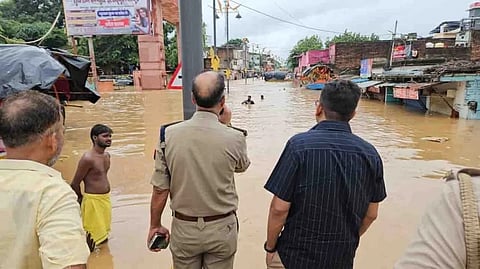 बुंदेलखंड के इलाके बाढ़ में डूबे हुए हैं। फोटो:  अशोक निगम