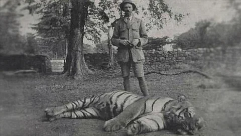 पवालगढ़ के ‘बैचलर’ के साथ जिम कॉर्बेट
फोटो स्रोत: विकिमीडिया कॉमन्स