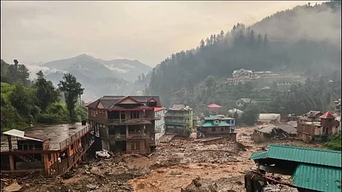 सराज घाटी में अब भी कई गांवों का संपर्क टूटा हुआ है। फोटो: हिमालय नीति  अभियान