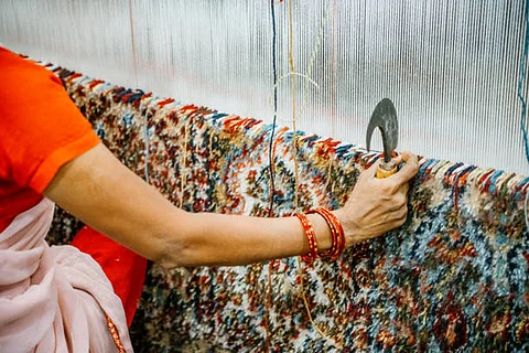 हथकरघा उद्योग कृषि के बाद दूसरा सबसे बड़ा रोजगार देने वाला क्षेत्र है, जिसमें 35 लाख से ज्यादा  कारीगर जुड़े हुए हैं।