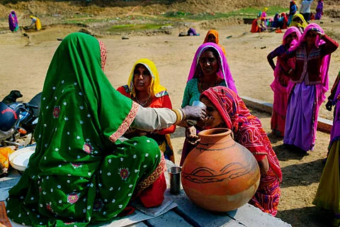 तापमान बढ़ाने के लिए कार्बन डाइऑक्साइड (सीओ2) मुख्य तौर पर जिम्मेवार है, जो ज्यादातर ऊर्जा उत्पादन के लिए तेल, कोयला और गैस के जलने से पैदा होता है।