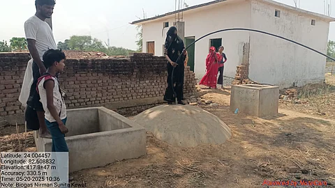 पिपरा गांव की एक लाभार्थी महिला अपने घर के बायोगैस संयंत्र को ठीक करती हुई। फोटो साभार : रक्षा सिंह