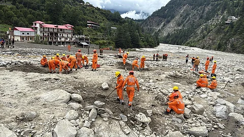 तबाही में जिंदगी के निशाने ढ़ूंढ़ते बचाव कर्मी  Photo: @15bnNdrf