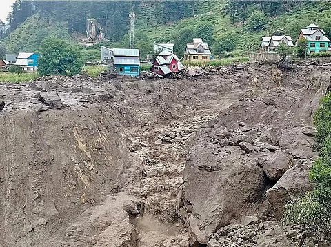 बादल फटने के बाद का चिशोती गांव। यह तस्वीर बीजेपी राष्ट्रीय कार्यकारिणी सदस्य रविंदर रैना ने अपने एक्स हैंडल पर साझा की।