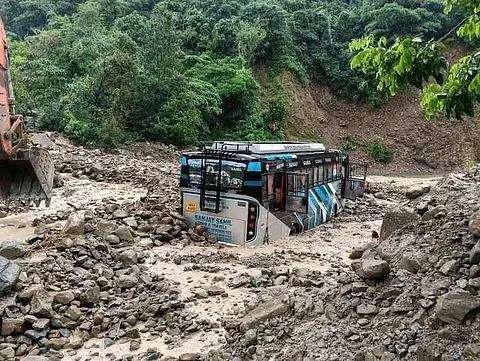 हिमाचल के मंडी जिला के सरकाघाट क्षेत्र में अचानक आए लैंडस्लाइड की चपेट में आई बस। फोटो: रोहित पराशर