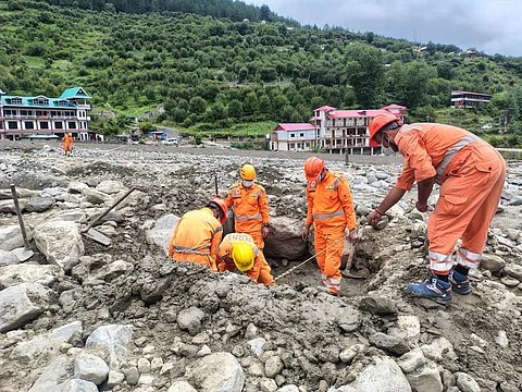 धराली में जीवन की तलाश करते एनडीआरएफ कर्मी। फोटो साभार : X@NDRFHQ
