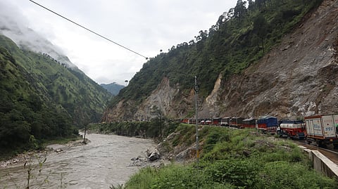 हिमाचल प्रदेश में राजमार्ग सहित कई अहम सड़कें बंद पड़ी है। फोटो: रोहित पराशर