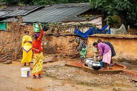 1.7 अरब लोगों के पास बुनियादी स्वच्छता सेवाएं भी नहीं हैं। इनमें से 61.1 करोड़ लोगों के पास तो हाथ धोने या स्वच्छता के लिए कोई भी सुविधा नहीं है।