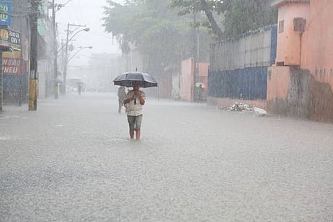 अचानक भारी बारिश से फसलें नष्ट हो रही हैं और बुनियादी ढांचे पर खतरा बढ़ रहा है।