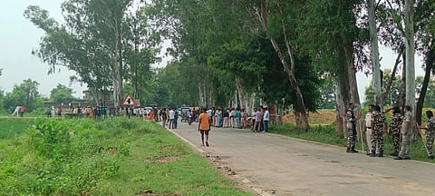 चेनारी प्रखण्ड के गांव बीरनगर में सुरक्षा बल और किसान आमने सामने डटे हुए हैं। फोटो: राहुल कुमार गौरव