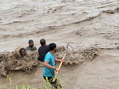 हरियाणा के यमुनानगर  जिले के हथनी कुंड बैराज के पास यमुना नदी में  बैराज से कुछ आगे मुस्ताक अहमद व वसीम अहमद हर लट्ठे के लिए अपनी जान यूं जोखिम में डाल देते हैं। फोटो संजय झा 