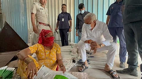 राजस्थान के कृषि मंत्री किरोड़ी लाल मीणा निरंतर छापे मार कर नकली खाद व बीज के कारोबारियों को पकड़ रहे हैं। फोटो: एक्स