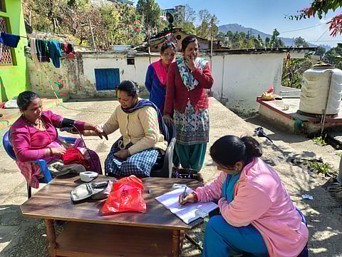 एक साथ 9 लोगों की मौत के बाद अल्मोड़ा जिला प्रशासन की ओर से स्वास्थ्य कर्मियों को गांव-गांव भेजा रहा है। फोटो: दीपक पुरोहित