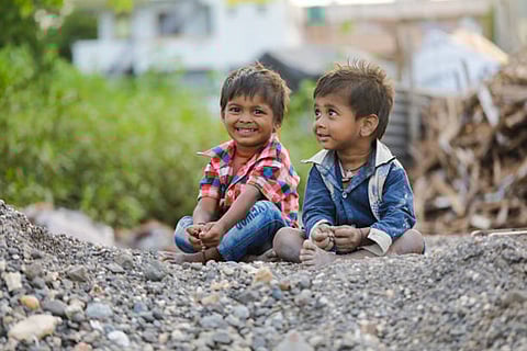विश्व की लगभग आधी जनसंख्या प्रतिदिन 6.85 डॉलर से कम पर जीवनयापन करती है, जिससे कई लोग असुरक्षा में जीवन जी रहे हैं।