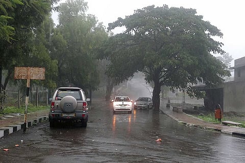 आज, 30 अक्टूबर 2025 को बिहार, सौराष्ट्र और कच्छ में गरज के साथ भारी से बहुत भारी बारिश होने का अंदेशा जताया गया है।