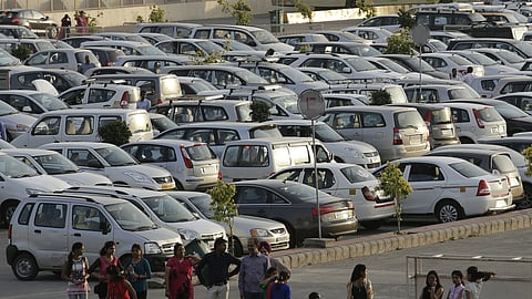 हर 15 सेकंड में इतने ज्यादा नए वाहन पंजीकृत हो जाते हैं कि उन्हें खड़ा करने के लिए फुटबॉल के एक मैदान जितने बड़े पार्किंग स्पेस की जरूरत पड़ती है। फोटो: विकास चौधरी