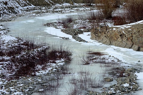 उत्तर भारत में शीतलहर का प्रकोप, पहाड़ी इलाकों में पारा शून्य से नीचे और नदियां-झरने जमने लगे।