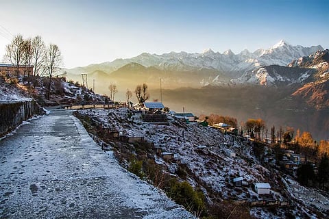 उत्तराखंड के कई पहाड़ी इलाकों में पाला पड़ने से ठिठुरन लगातार बढ़ रही है। यहां लंबे समय से चल रहा शुष्क मौसम अब पश्चिमी विक्षोभ के कारण बदलने वाला है। 