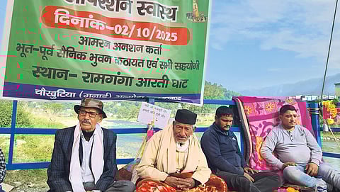 अल्मोड़ा के चौखटिया कस्बे में स्वास्थ्य सेवाओं को दुरुस्त करने के लिए आमजन आंदोलनरत हैं