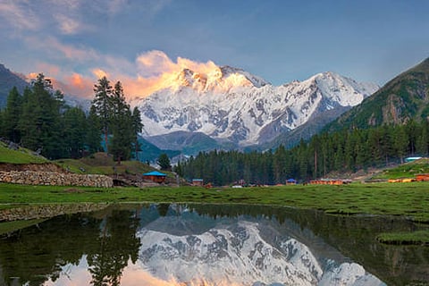 ग्लोबल वार्मिंग के कारण ग्लेशियर तेजी से पिघल रहे हैं, पिछले छह में से पांच वर्ष सबसे तेज ग्लेशियर क्षरण वाले रहे और 600 से अधिक ग्लेशियर गायब हो चुके हैं।
