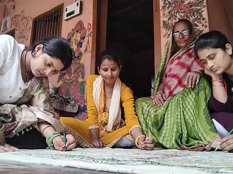 मिथिला पेंटिंग करती रेखा झा। फोटो: सत्यम कुमार