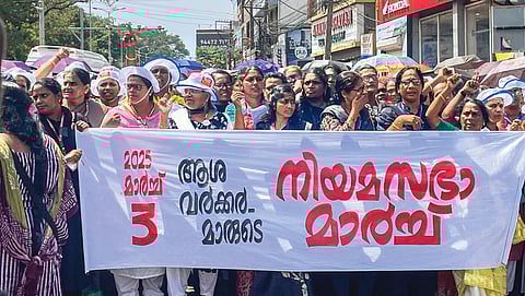 केरल में मान्यता प्राप्त सामाजिक स्वास्थ्य कार्यकर्ता (आशा) फरवरी से ही अपने मानदेय में वृद्धि के लिए पूरे राज्य में विरोध प्रदर्शन कर रही हैं। हालांकि उन्होंने 31 अक्टूबर को राज्य सचिवालय में अपना विरोध प्रदर्शन समाप्त कर दिया, क्योंकि सरकार उनकी मांग पर आंशिक रूप से सहमत हो गई थी, लेकिन आशा की नेताओं ने कहा है कि सरकार की गरीबी की परिभाषा गलत है 