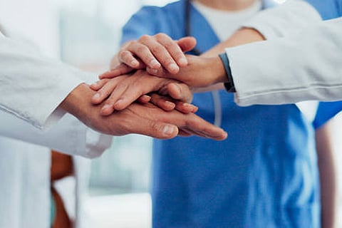 2025 की थीम “असहनीय स्वास्थ्य लागतों का विनाशकारी मानवीय प्रभाव” महंगे इलाज के बढ़ते मानवीय प्रभाव पर ध्यान केंद्रित करती है।