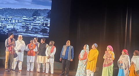 दिल्ली के कमानी सभागार में यात्राओं की यात्रा नाटक का मंचन किया गया। फोटो: राजू सजवान