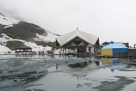 चमोली जिले में स्थित सिखों के प्रसिद्ध तीर्थ स्थल हेमकुंड साहिब की झील पूरी तरह जम चुकी है। 