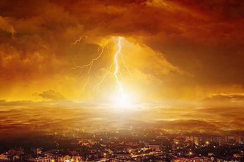 एयरोसॉल और बिजली: वायु में सूक्ष्म कण बादलों के निर्माण को प्रभावित करते हैं, जिससे बिजली की गतिविधि बढ़ सकती या घट सकती है।