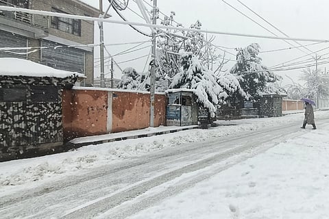 जम्मू और कश्मीर के ऊंचाई वाले इलाकों में अगले 24 घंटों के दौरान भारी बर्फबारी और बर्फीले तूफान (ब्लिजार्ड) की चेतावनी दी गई है।