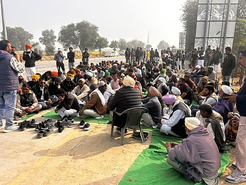 हनुमानगढ़ जिले की संगरिया तहसील के चक 27 एएमपी में एथेनॉल फैक्ट्री के विरोध में धरना देकर सभा करते किसान, फोटो : अमरपाल सिंह वर्मा