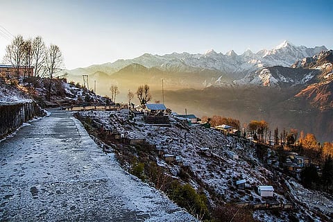 पहाड़ी राज्यों में भारी पाला (फ्रॉस्ट) पड़ने से ठिठुरन बढ़ गई है, जिसकी वजह से यातायात और जनजीवन प्रभावित हो रहा है।
