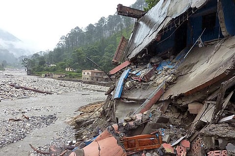 आंकड़ें दर्शाते हैं कि ग्लेशियर झीलों के टूटने से आई बाढ़ अब तक दुनिया भर में 13,000 से अधिक जिंदगियां निगल चुकी हैं। चिंता की बात है कि सबसे ज्यादा नुकसान हिमालय और ट्रॉपिकल एंडीज क्षेत्रों में हुआ है; प्रतीकात्मक तस्वीर