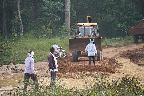 छत्तीसगढ़ के जबर्रा गांव में नदी पर कच्चा रप्टा तैयार करते आदिवासी और दूसरी फोटो में कौशल्या बाई और कुमारी बाई अपने घर पर पत्तल बनाते हुए, फोटो : पुरषोत्तम ठाकुर