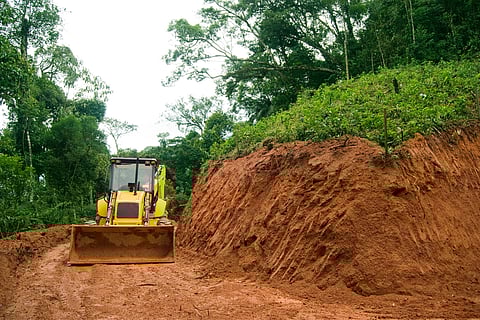 2050 तक दुनिया में 2.5 करोड़ किलोमीटर में नई सड़कें बनने का अनुमान है, जिनमें से करीब 90 फीसदी निर्माण जैव-विविधता से भरपूर उष्णकटिबंधीय इलाकों में होगा। प्रतीकात्मक तस्वीर: आईस्टॉक