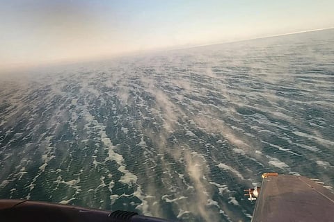 किंग एयर एयरक्राफ्ट से ली गई तस्वीर में खुले पानी पर सी स्मोक और उसके ऊपर बनते शुरुआती बादल दिखाई दे रहे हैं।