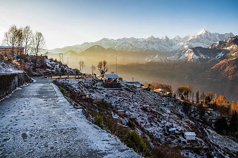 उत्तराखंड और हिमाचल के ऊंचाई वाले इलाकों में पाला, हल्की बर्फबारी और शून्य से नीचे तापमान दर्ज।