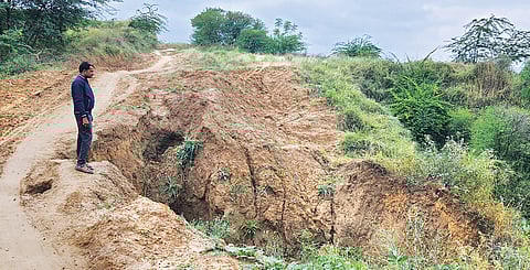 चंबल नदी के नजदीक बसे मुरैना के अटार गांव के पास बीहड़ों में मिट्टी का भारी कटाव हो रहा है। इस कटाव को रोकने के लिए बनाए गए चेकडैम असफल साबित हो रहे हैं
