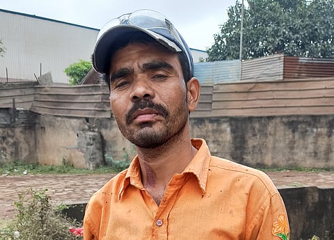 55 वर्षीय पुष्पराज सिंह 15 हजार रुपए मासिक में अपना परिवार चला रहे हैं। फोटो: अंकुर तिवारी