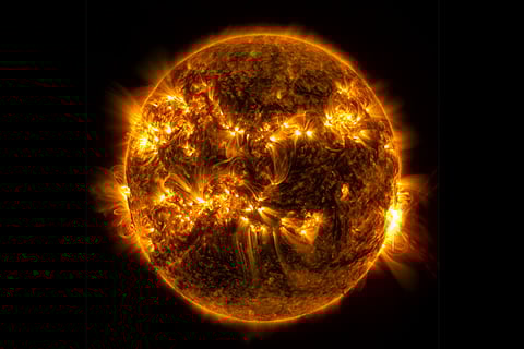 वैज्ञानिकों ने सूर्य के कोरोना में अत्यधिक ऊर्जावान कणों का नया समूह खोजा जो गामा किरणों का स्रोत है।