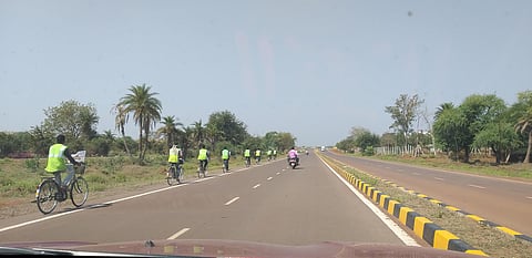 सुनसान पड़ी नया रायपुर की सड़कें। फोटो: पुरुषोत्तम सिंह ठाकुर