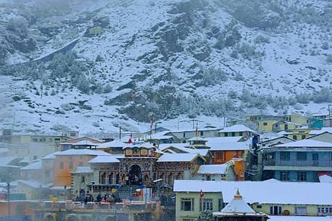 उत्तराखंड के बद्रीनाथ धाम और हेमकुंड साहिब जैसी ऊंचाई वाले इलाकों में बर्फ की सफेद चादर बिछ गई है, जिससे वादियों में शीतलहर का सितम बढ़ गया है।