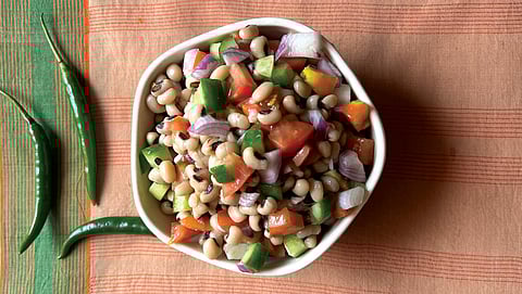 लोबिया के उबले हुए दानों में आप कटे टमाटर, प्याज, खीरे के साथ चाट मसाला मिलाएं और उस पर एक नीबू निचोड़ दें। आपका जायकेदार खाना तैयार हो जाएगा