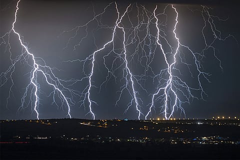 क्यूम्यलोनिम्बस बादल बिजली उत्पन्न करते हैं और जलवायु परिवर्तन से तूफानों और बिजली की तीव्रता में परिवर्तन हो सकता है।