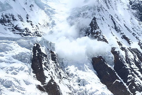 उत्तराखंड, हिमाचल और जम्मू-कश्मीर में भारी बर्फबारी से हिमस्खलन का खतरा बढ़ा, कई जिलों में ऑरेंज अलर्ट जारी।