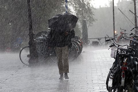 वैज्ञानिकों ने पुष्टि की है कि लंबे समय से बढ़ता वैश्विक तापमान इन चरम मौसमी घटनाओं को और पहले से कहीं ज्यादा घातक बना रहा है। फोटो: आईस्टॉक