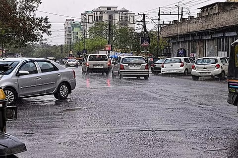 हिमाचल प्रदेश राजस्थान हरियाणा दिल्ली सहित कई राज्यों में गरज चमक तेज हवाएं और बारिश का पूर्वानुमान